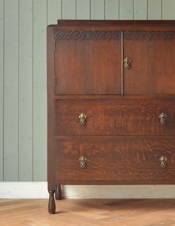 アンティークのキャビネット アンティーク家具 キレイな扉の英国アンティーク家具、オーク材のカップボードチェスト(食器棚)。オーク材を使った落ち着いた雰囲気のキャビネット。(q-490-f)