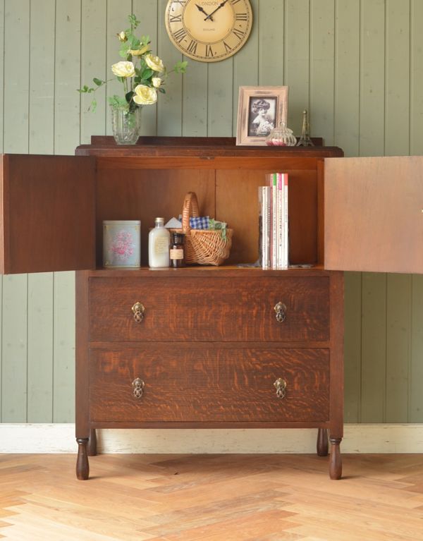 アンティークのキャビネット アンティーク家具 キレイな扉の英国アンティーク家具、オーク材のカップボードチェスト(食器棚)。扉の奥には見せたくないものを収納できます。(q-490-f)