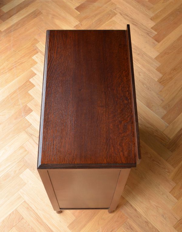 アンティークのキャビネット アンティーク家具 キレイな扉の英国アンティーク家具、オーク材のカップボードチェスト(食器棚)。天板もピカピカにお直ししました。(q-490-f)