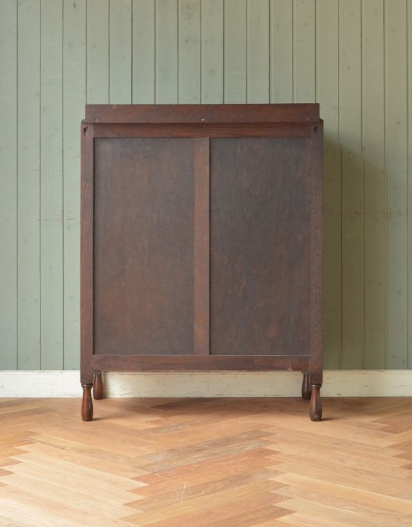 アンティークのキャビネット アンティーク家具 キレイな扉の英国アンティーク家具、オーク材のカップボードチェスト(食器棚)。キチンとメンテナンスしてあるので、裏側もキレイです。(q-490-f)