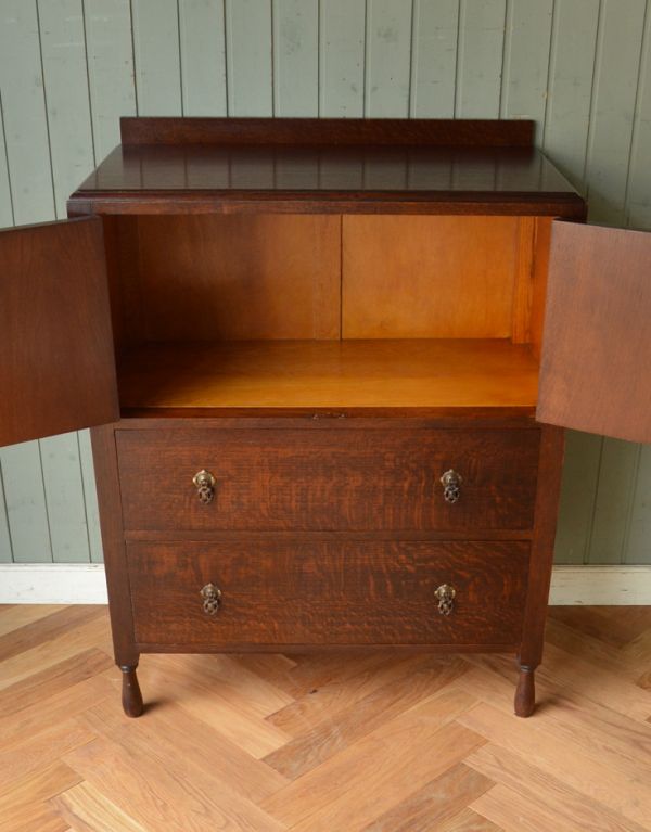 アンティークのキャビネット アンティーク家具 キレイな扉の英国アンティーク家具、オーク材のカップボードチェスト(食器棚)。扉の中には日常使いの食器を収納してみましょう。(q-490-f)