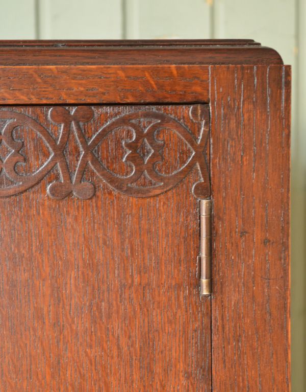 アンティークのキャビネット アンティーク家具 キレイな扉の英国アンティーク家具、オーク材のカップボードチェスト(食器棚)。扉には細やかなデザインの彫りが施されています。(q-490-f)