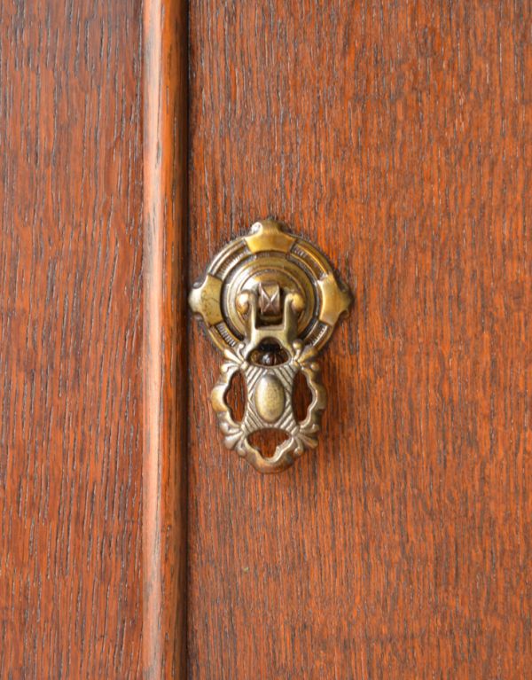 アンティークのキャビネット アンティーク家具 キレイな扉の英国アンティーク家具、オーク材のカップボードチェスト(食器棚)。ジュエリーのような美しいデザイン!握る度にウキウキしてしまいます。(q-490-f)