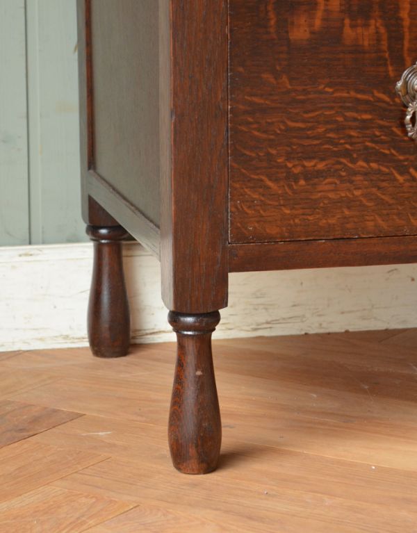 アンティークのキャビネット アンティーク家具 キレイな扉の英国アンティーク家具、オーク材のカップボードチェスト(食器棚)。安定感のある脚がしっかり支えます。(q-490-f)