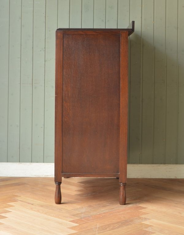 アンティークのキャビネット アンティーク家具 キレイな扉の英国アンティーク家具、オーク材のカップボードチェスト(食器棚)。サイドから見てもキレイです。(q-490-f)