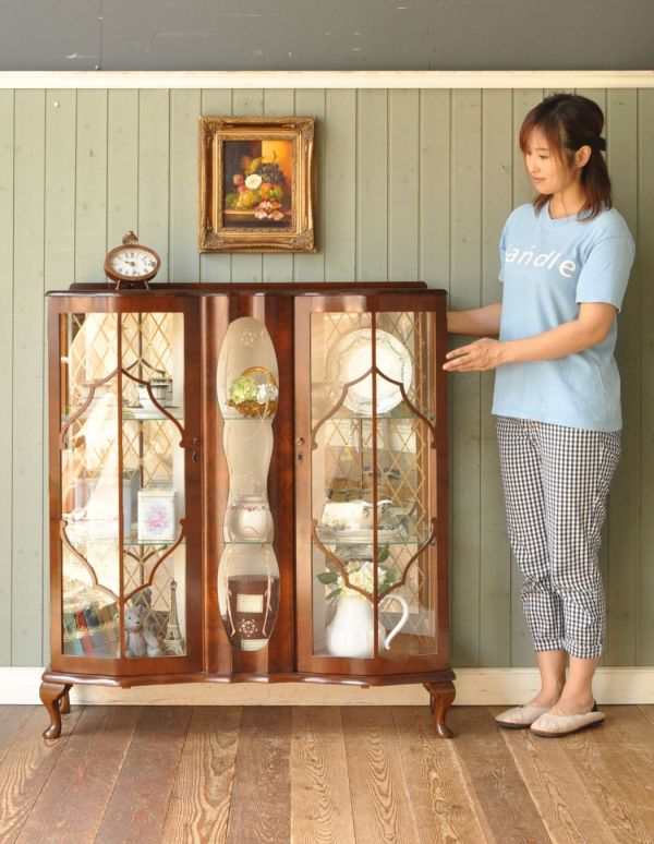アンティークのキャビネット アンティーク家具 ゴージャスな英国のアンティーク家具、ガラスとミラーが輝くキャビネット(飾り棚)。お気に入りの雑貨や食器を並べてみましょう。(q-491-f)