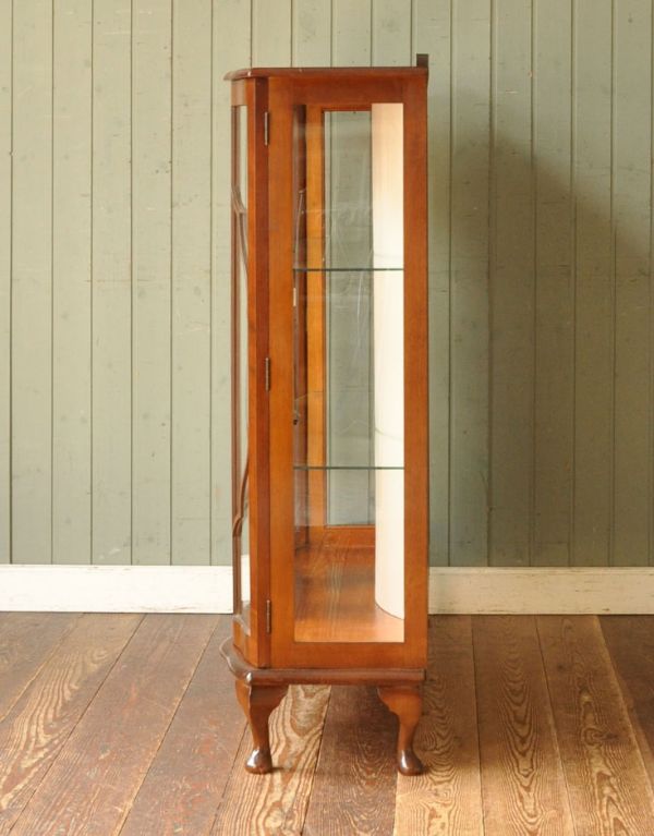 アンティークのキャビネット アンティーク家具 ゴージャスな英国のアンティーク家具、ガラスとミラーが輝くキャビネット(飾り棚)。サイドもガラスなので、どこから見ても美しいです!しっかり作られているので、安心してお使いいただけます。(q-491-f)