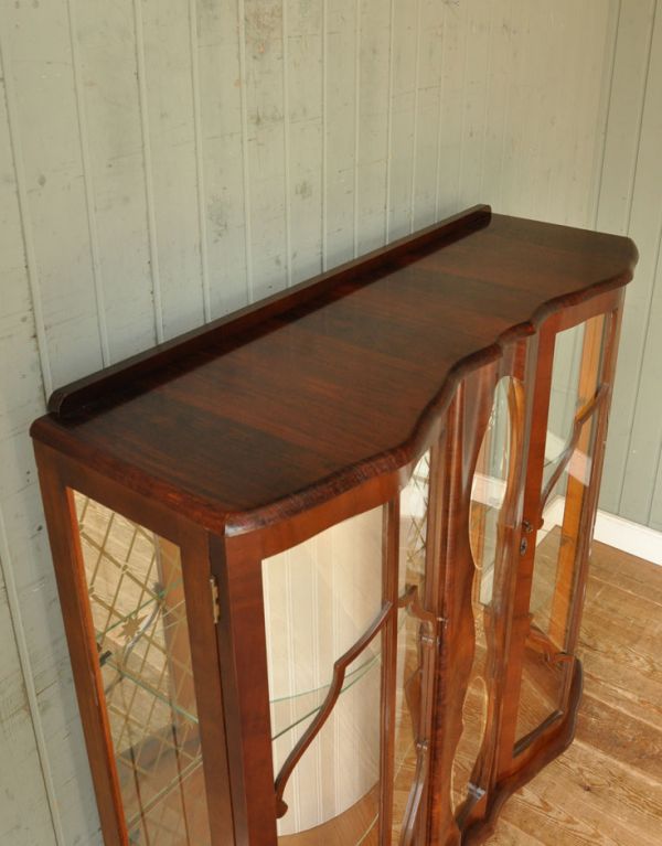 アンティークのキャビネット アンティーク家具 ゴージャスな英国のアンティーク家具、ガラスとミラーが輝くキャビネット(飾り棚)。天板も木目がとってもキレイです。(q-491-f)