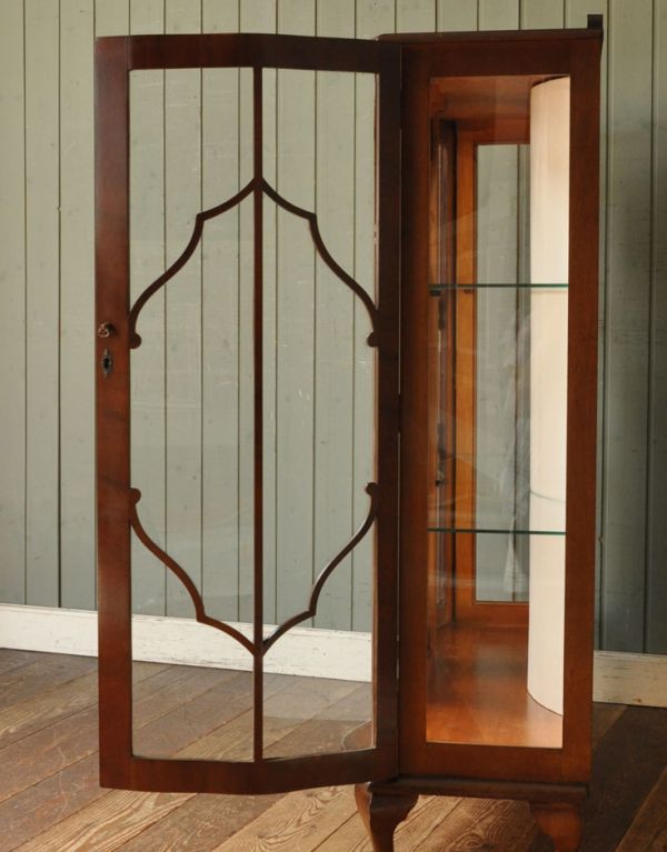 アンティークのキャビネット アンティーク家具 ゴージャスな英国のアンティーク家具、ガラスとミラーが輝くキャビネット(飾り棚)。ガラスの扉には、繊細な形にカットされた木製の装飾です。(q-491-f)