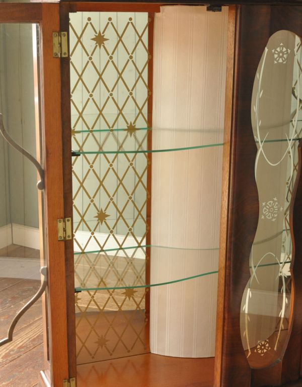 アンティークのキャビネット アンティーク家具 ゴージャスな英国のアンティーク家具、ガラスとミラーが輝くキャビネット(飾り棚)。扉はきちんとお直しをしているのでスムーズに開け閉めができ、出し入れもしやすく使いやすいです。(q-491-f)