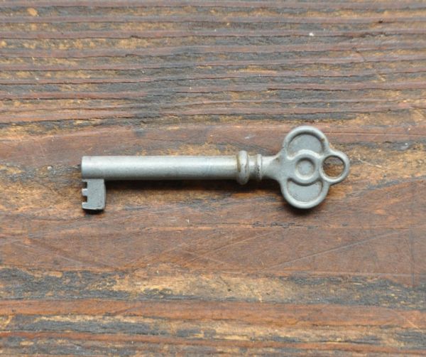 アンティークのキャビネット アンティーク家具 ゴージャスな英国のアンティーク家具、ガラスとミラーが輝くキャビネット(飾り棚)。アンティークの鍵をいっしょにお届けします。(q-491-f)