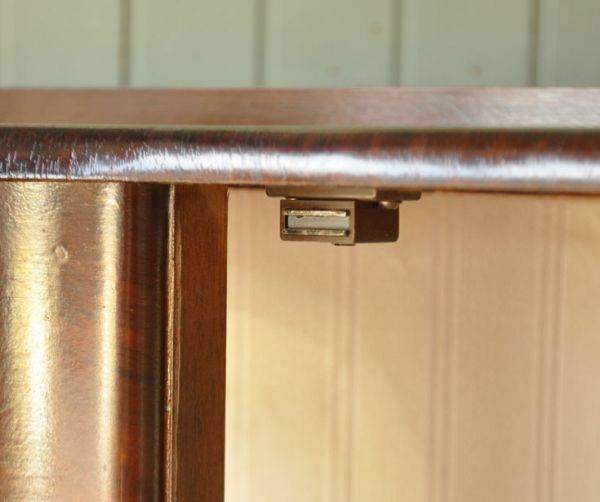 アンティークのキャビネット アンティーク家具 ゴージャスな英国のアンティーク家具、ガラスとミラーが輝くキャビネット(飾り棚)。扉にはマグネットが付いているので、開け閉めがスムーズです。(q-491-f)