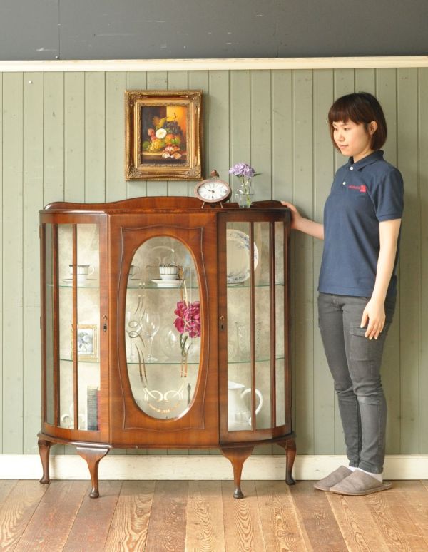 アンティークのキャビネット　アンティーク家具　英国アンティーク家具、扉の飾りがキレイなガラスキャビネット。ショーケースのように、お気に入りの雑貨や食器を並べてみましょう。(q-493-f)