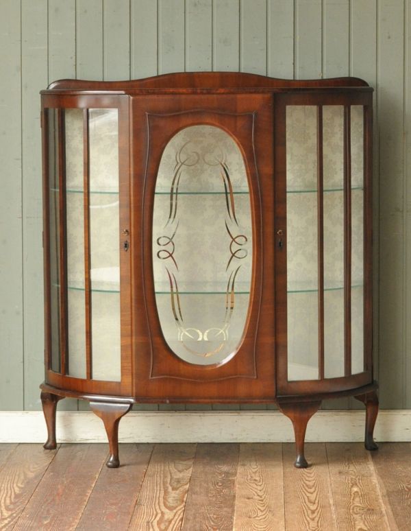 アンティークのキャビネット　アンティーク家具　英国アンティーク家具、扉の飾りがキレイなガラスキャビネット。アンティークのガラスがキレイにはめ込んであります。(q-493-f)