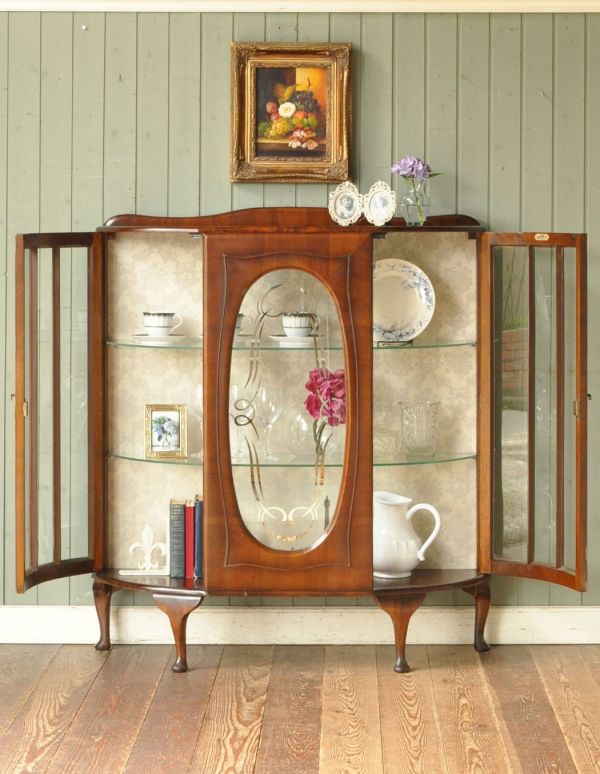 アンティークのキャビネット　アンティーク家具　英国アンティーク家具、扉の飾りがキレイなガラスキャビネット。３段あります。(q-493-f)