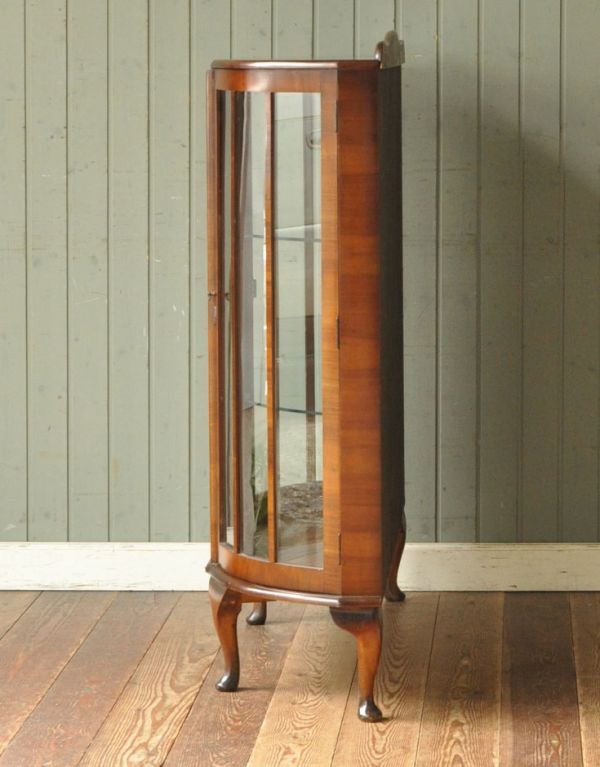 アンティークのキャビネット　アンティーク家具　英国アンティーク家具、扉の飾りがキレイなガラスキャビネット。サイドもガラスなので、どこから見ても美しいです！しっかり作られているので、安心してお使いいただけます。(q-493-f)