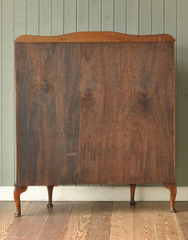 アンティークのキャビネット　アンティーク家具　英国アンティーク家具、扉の飾りがキレイなガラスキャビネット。キチンとメンテナンスしてあるので、裏側もキレイです。(q-493-f)