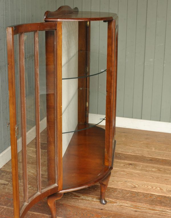アンティークのキャビネット　アンティーク家具　英国アンティーク家具、扉の飾りがキレイなガラスキャビネット。扉はきちんとお直しをしているのでスムーズに開け閉めができ、出し入れもしやすく使いやすいです。(q-493-f)