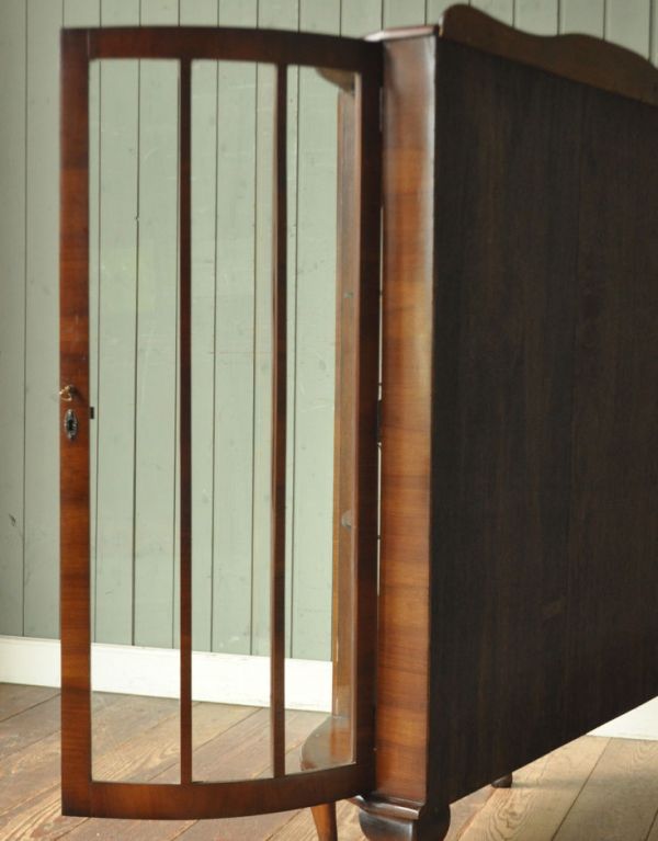 アンティークのキャビネット　アンティーク家具　英国アンティーク家具、扉の飾りがキレイなガラスキャビネット。ガラスもアンティークならでは。(q-493-f)