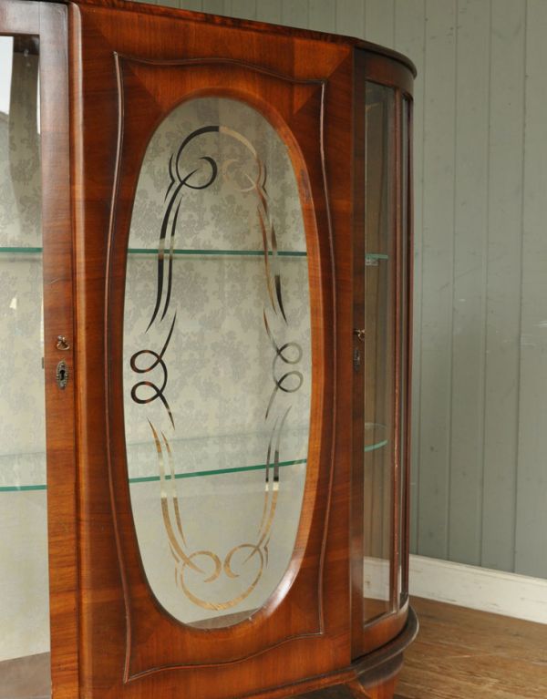 アンティークのキャビネット　アンティーク家具　英国アンティーク家具、扉の飾りがキレイなガラスキャビネット。アンティークのためガラス扉の模様にカスレがございます。(q-493-f)