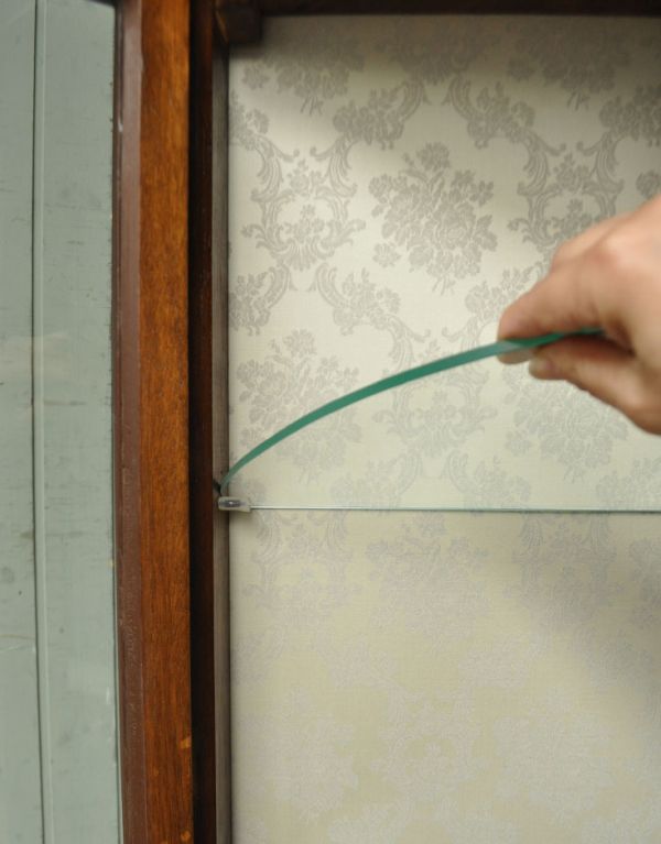 アンティークのキャビネット　アンティーク家具　英国アンティーク家具、扉の飾りがキレイなガラスキャビネット。ガラスの棚板は可動です。(q-493-f)