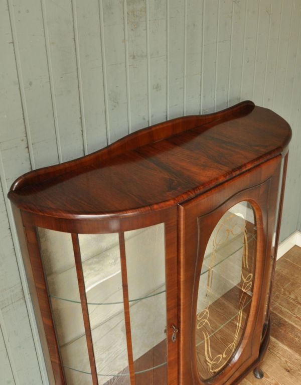 アンティークのキャビネット　アンティーク家具　英国アンティーク家具、扉の飾りがキレイなガラスキャビネット。天板も木目がとってもキレイです。(q-493-f)