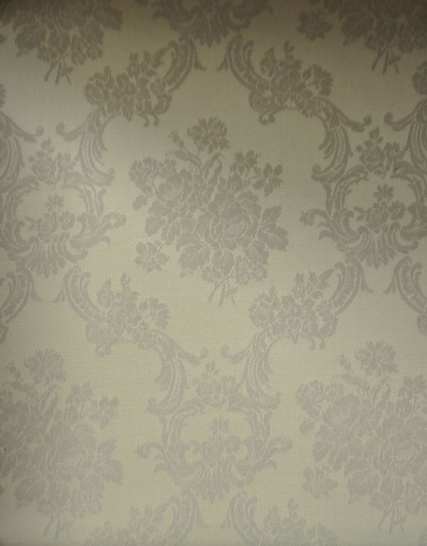 アンティークのキャビネット　アンティーク家具　英国アンティーク家具、扉の飾りがキレイなガラスキャビネット。柄物の食器やお気に入りのアイテムが引き立つような生地になっています。(q-493-f)