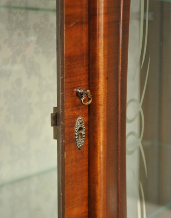 アンティークのキャビネット　アンティーク家具　英国アンティーク家具、扉の飾りがキレイなガラスキャビネット。鍵穴が付いています。(q-493-f)