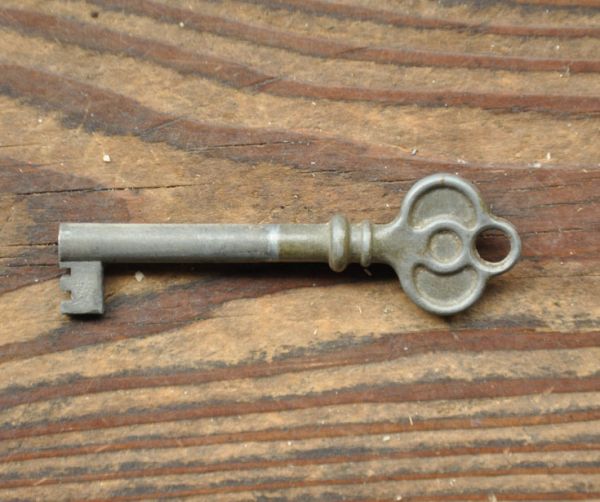 アンティークのキャビネット　アンティーク家具　英国アンティーク家具、扉の飾りがキレイなガラスキャビネット。アンティークの鍵をいっしょにお届けします。(q-493-f)