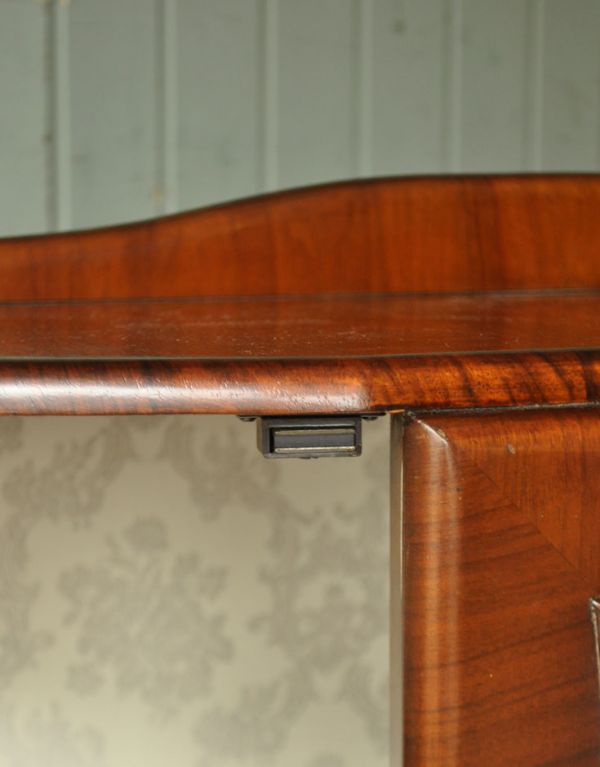 アンティークのキャビネット　アンティーク家具　英国アンティーク家具、扉の飾りがキレイなガラスキャビネット。扉にはマグネットが付いているので、開け閉めがスムーズです。(q-493-f)