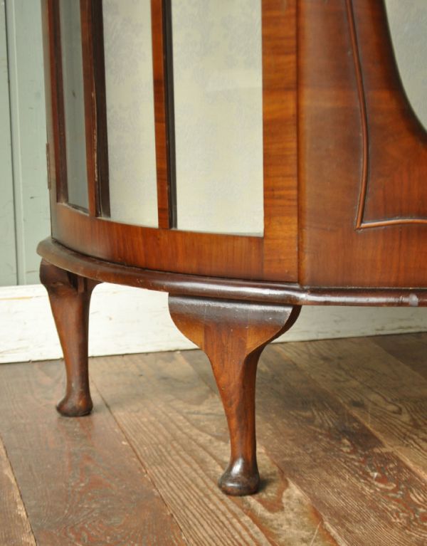 アンティークのキャビネット　アンティーク家具　英国アンティーク家具、扉の飾りがキレイなガラスキャビネット。美しい猫脚がしっかり支えてくれます。(q-493-f)