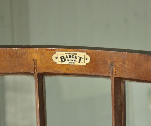 アンティークのキャビネット　アンティーク家具　英国アンティーク家具、扉の飾りがキレイなガラスキャビネット。家具メーカーと思われるタグが付いていました。(q-493-f)