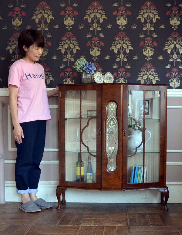 アンティークのキャビネット　アンティーク家具　扉の装飾が輝くアンティーク家具、英国のガラスキャビネット（ショーケース）。ショーケースのように、お気に入りの雑貨や食器を並べてみましょう。(q-494-f)