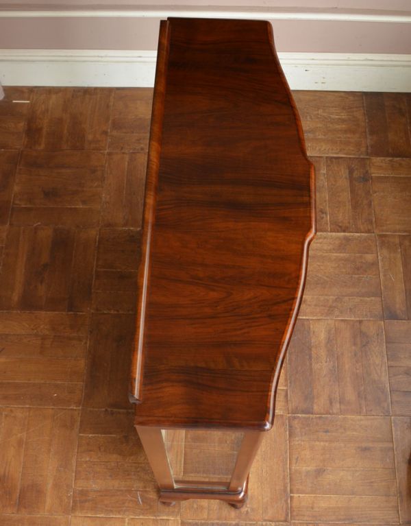 アンティークのキャビネット　アンティーク家具　扉の装飾が輝くアンティーク家具、英国のガラスキャビネット（ショーケース）。天板もピカピカにお直ししました。(q-494-f)