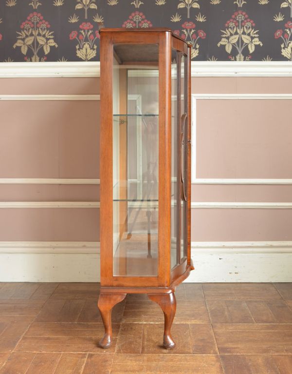 アンティークのキャビネット　アンティーク家具　扉の装飾が輝くアンティーク家具、英国のガラスキャビネット（ショーケース）。サイドもガラスなので、どこから見ても美しいです！しっかり作られているので、安心してお使いいただけます。(q-494-f)