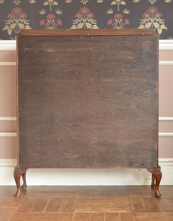 アンティークのキャビネット　アンティーク家具　扉の装飾が輝くアンティーク家具、英国のガラスキャビネット（ショーケース）。キチンとメンテナンスをしているので、裏もキレイな状態です。(q-494-f)