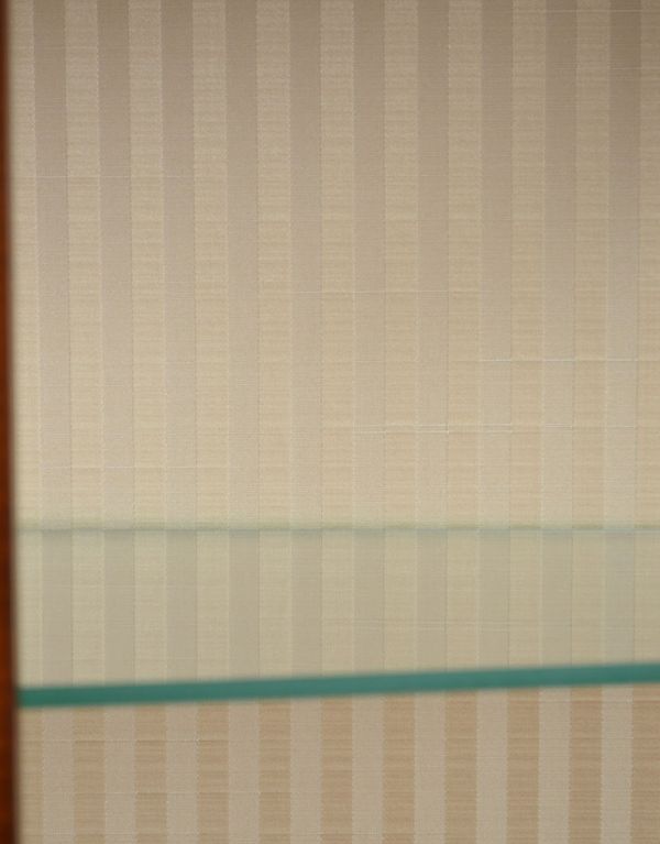 アンティークのキャビネット　アンティーク家具　扉の装飾が輝くアンティーク家具、英国のガラスキャビネット（ショーケース）。柄物の食器やお気に入りのアイテムが引き立つようなシンプルな生地に新しく張り替えました。(q-494-f)