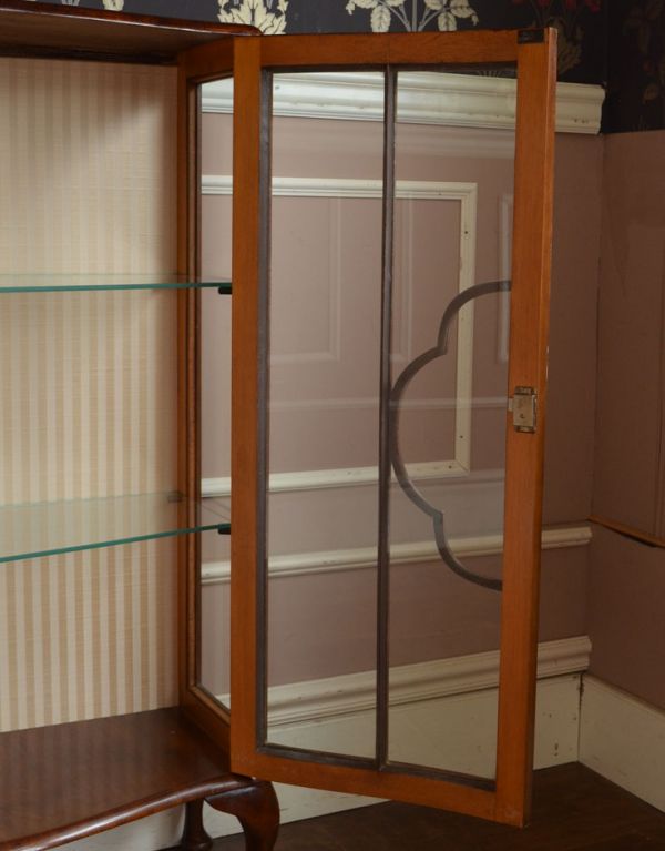 アンティークのキャビネット　アンティーク家具　扉の装飾が輝くアンティーク家具、英国のガラスキャビネット（ショーケース）。木の装飾が上品なアクセントになっています。(q-494-f)