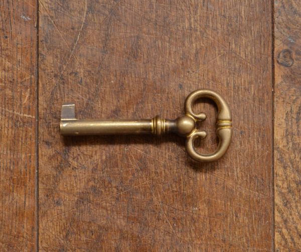 アンティークのキャビネット　アンティーク家具　扉の装飾が輝くアンティーク家具、英国のガラスキャビネット（ショーケース）。アンティークの鍵をいっしょにお届けします。(q-494-f)