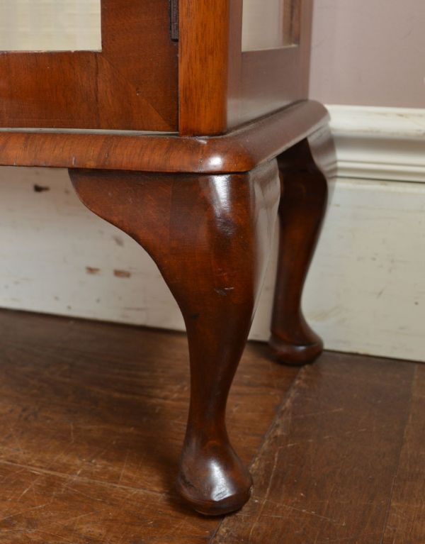 アンティークのキャビネット　アンティーク家具　扉の装飾が輝くアンティーク家具、英国のガラスキャビネット（ショーケース）。きちんと支えます。(q-494-f)