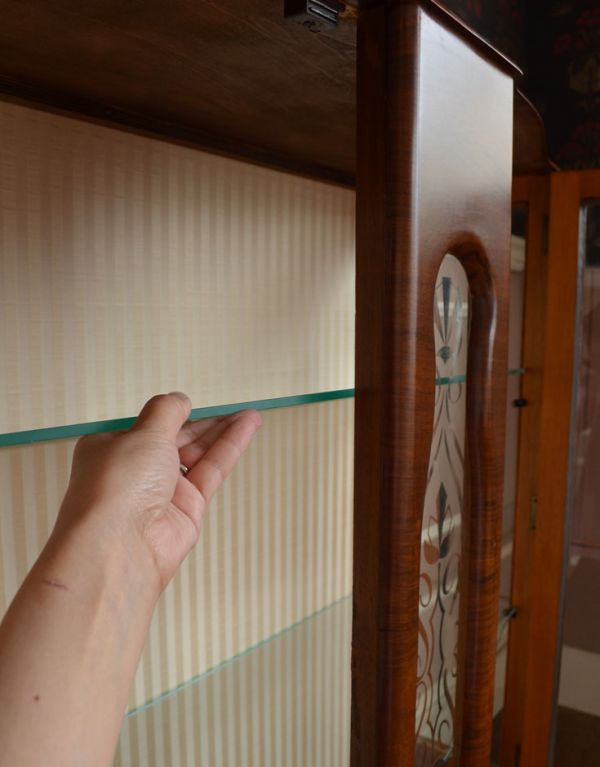 アンティークのキャビネット　アンティーク家具　扉の装飾が輝くアンティーク家具、英国のガラスキャビネット（ショーケース）。ガラスの棚板は可動です。(q-494-f)