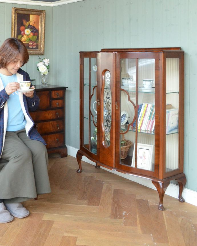 アンティークのキャビネット　アンティーク家具　扉の装飾が輝くアンティーク家具、英国のガラスキャビネット（ショーケース）。ダイニングでもリビングでも･･･このステキなキャビネットは、正直、場所を問わずどこに置いても似合う！ダイニングではカップボードとして、お気に入りの食器を飾りながら収納。(q-494-f)