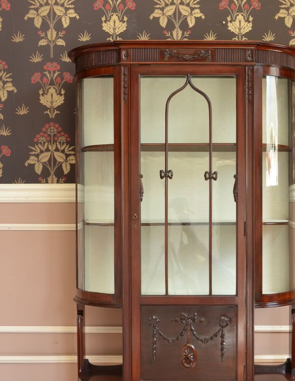 アンティークのキャビネット　アンティーク家具　上品なアンティークの英国家具、女性らしいガラスキャビネット（ショーケース）。アンティークのガラスがキレイにはめ込んであります。(q-496-f)