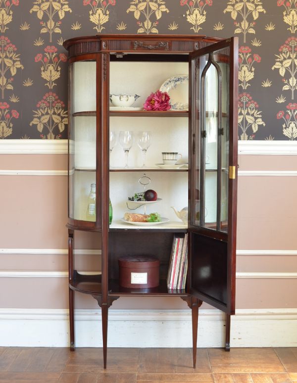 アンティークのキャビネット　アンティーク家具　上品なアンティークの英国家具、女性らしいガラスキャビネット（ショーケース）。食器や写真立て、本やDVDなどなど、たくさん飾ればディスプレイの幅が広がります！３段あるのでいろいろ飾れますよ。(q-496-f)