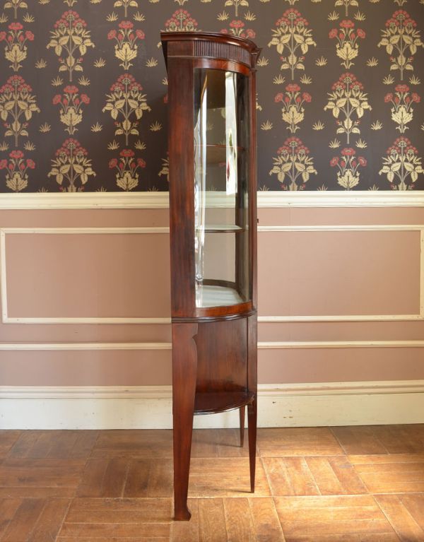 アンティークのキャビネット　アンティーク家具　上品なアンティークの英国家具、女性らしいガラスキャビネット（ショーケース）。横から見るとスッキリしています。(q-496-f)