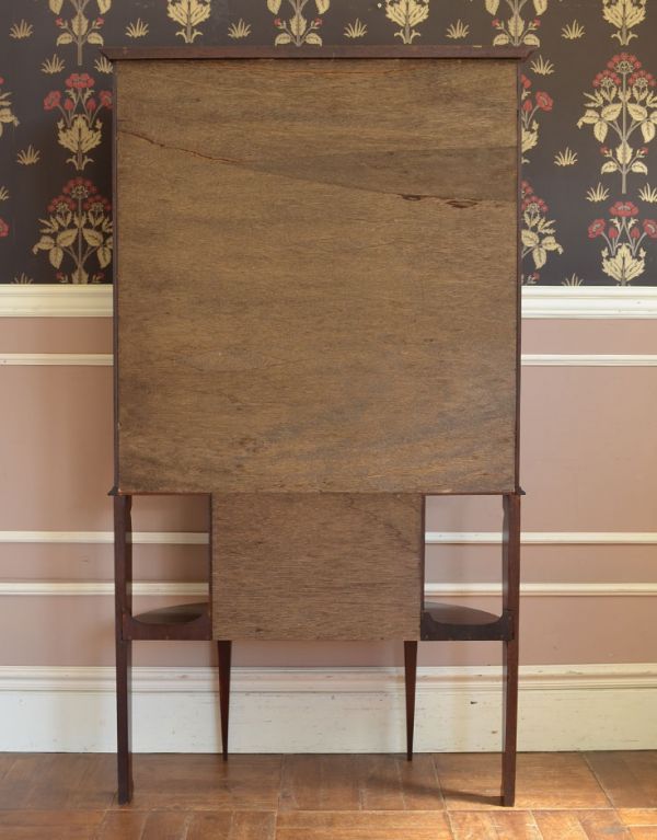 アンティークのキャビネット　アンティーク家具　上品なアンティークの英国家具、女性らしいガラスキャビネット（ショーケース）。キチンとメンテナンスしてあるので、裏側もキレイです。(q-496-f)