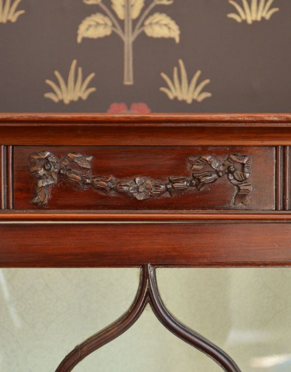 アンティークのキャビネット　アンティーク家具　上品なアンティークの英国家具、女性らしいガラスキャビネット（ショーケース）。トップにはリボンとお花の飾りです。(q-496-f)