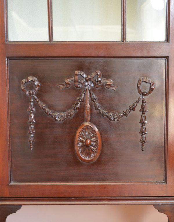 アンティークのキャビネット　アンティーク家具　上品なアンティークの英国家具、女性らしいガラスキャビネット（ショーケース）。リボンモチーフの大人可愛い装飾です！女性心をくすぐるデザインが気に入っています。(q-496-f)