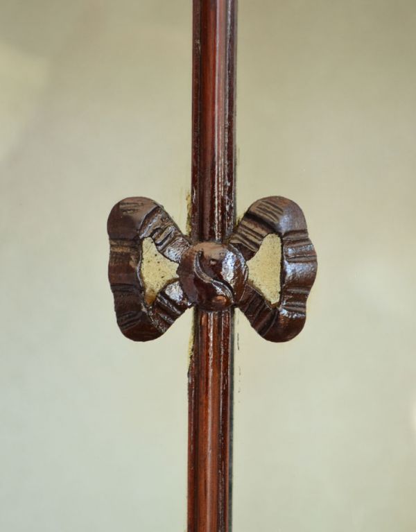 アンティークのキャビネット　アンティーク家具　上品なアンティークの英国家具、女性らしいガラスキャビネット（ショーケース）。ガラスも当時のもの。(q-496-f)