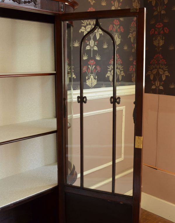 アンティークのキャビネット　アンティーク家具　上品なアンティークの英国家具、女性らしいガラスキャビネット（ショーケース）。ガラスもアンティークならでは。(q-496-f)